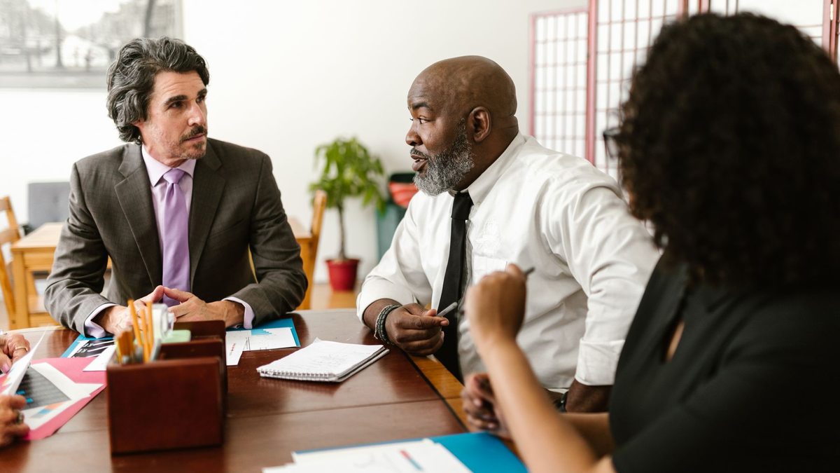 Equipo conversa durante una reunión de trabajo.
