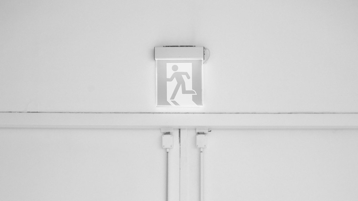 Puertas dobles con señal de salida de emergencia.